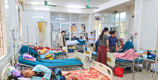 Ăn bánh mì ở tiệm mới khai trương, 42 người nôn ói, đau bụng - Ảnh 1.