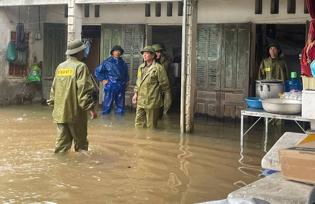 Mưa lớn gây ngập nhiều cầu tràn, chia cắt giao thông ở Thanh Hóa - Ảnh 8.