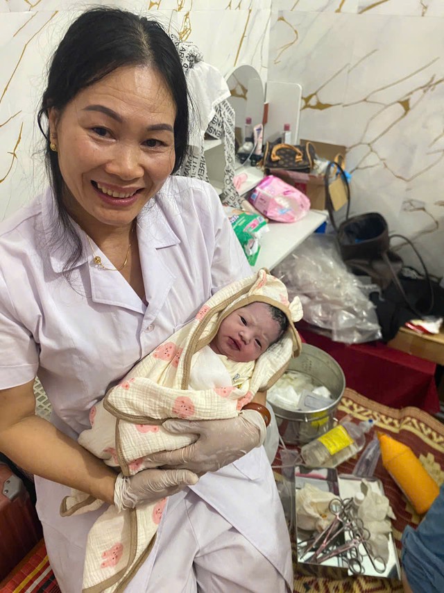 Vượt mưa lũ nguy hiểm đến nhà đỡ đẻ cho sản phụ đang chuyển dạ - Ảnh 2.