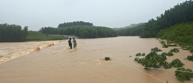 Vượt mưa lũ nguy hiểm đến nhà đỡ đẻ cho sản phụ đang chuyển dạ - Ảnh 4.