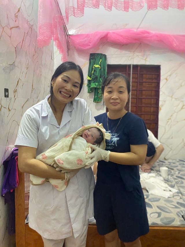 Vượt mưa lũ nguy hiểm đến nhà đỡ đẻ cho sản phụ đang chuyển dạ - Ảnh 3.