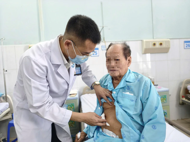 Ăn cá xong, người đàn ông bất ngờ nguy kịch - Ảnh 1.