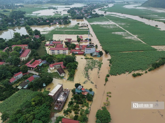 Nước s&ocirc;ng Bưởi d&acirc;ng cao, h&agrave;ng trăm hộ d&acirc;n Thanh H&oacute;a ch&igrave;m trong biển nước- Ảnh 1.