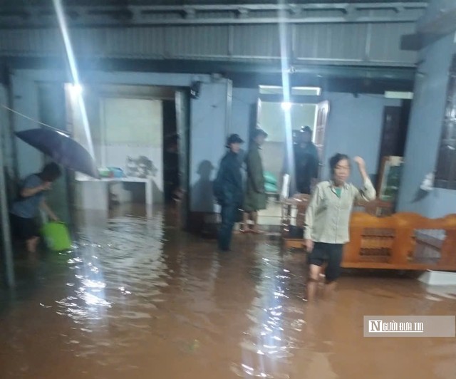 Nước s&ocirc;ng Bưởi d&acirc;ng cao, h&agrave;ng trăm hộ d&acirc;n Thanh H&oacute;a ch&igrave;m trong biển nước- Ảnh 4.