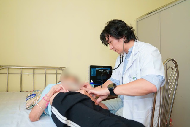 Người phụ nữ ở Hà Nội tái phát đột quỵ vì ngại làm phiền con - Ảnh 1.