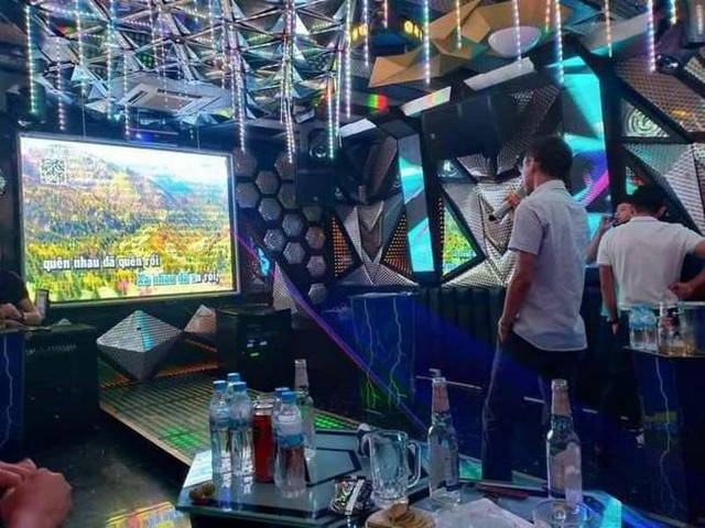 Chủ hộ kinh doanh và người dân đi hát karaoke chú ý quy định xử phạt mới nhất - Ảnh 1.