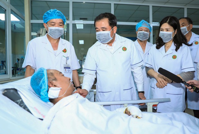 Bí thư Hà Nội thăm hỏi, động viên nạn nhân vụ cháy tại phường Tây Hồ - Ảnh 1.