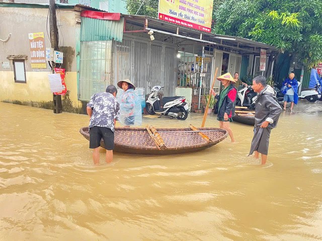 Thanh Hóa: Nỗ lực đảm bảo an toàn cho hàng nghìn hộ dân vùng ngập lụt- Ảnh 4.