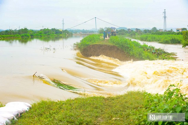 Thanh Hóa: Nỗ lực đảm bảo an toàn cho hàng nghìn hộ dân vùng ngập lụt- Ảnh 1.