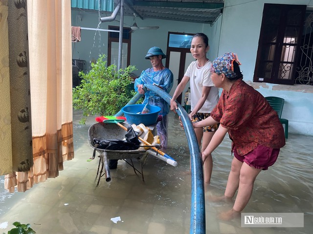 Nhiều khu đô thị Thanh Hóa ngập sâu, dân bì bõm lội nước- Ảnh 1.