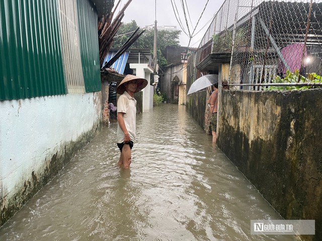 Nhiều khu đô thị Thanh Hóa ngập sâu, dân bì bõm lội nước- Ảnh 4.