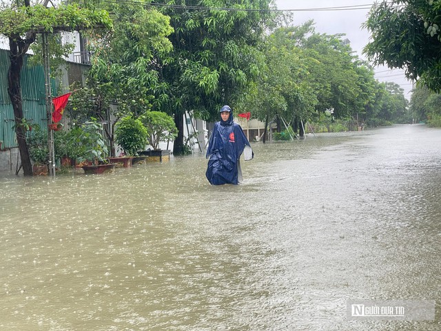 Nhiều khu đô thị Thanh Hóa ngập sâu, dân bì bõm lội nước- Ảnh 8.