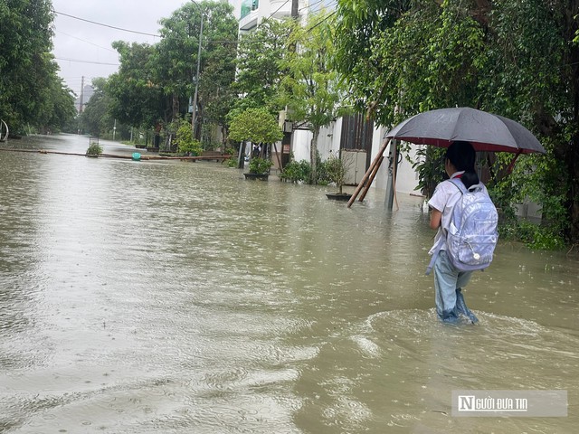 Nhiều khu đô thị Thanh Hóa ngập sâu, dân bì bõm lội nước- Ảnh 10.