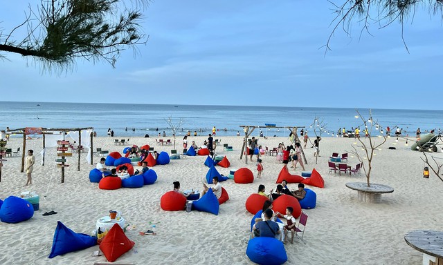 Yêu cầu thu hơn 8,8 tỷ đồng từ các hộ kinh doanh ở biển Nhật Lệ- Ảnh 1.