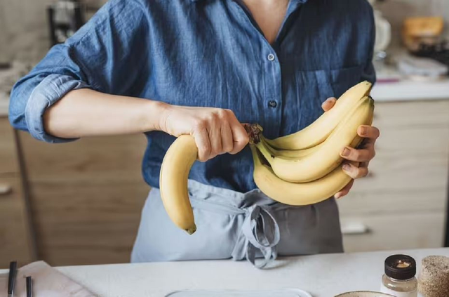 Bí quyết giữ chuối chín lâu hơn: 3 cách đơn giản, dễ làm ngay tại nhà - Ảnh 1.