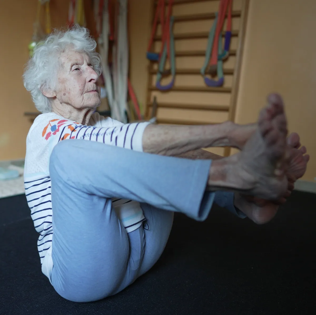 Cụ bà 102 tuổi vẫn dạy yoga, bí quyết sống khỏe bất ngờ - Ảnh 2.