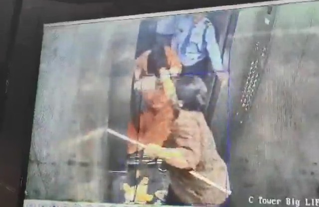 2 người phụ nữ lao vào đánh nhau dữ dội trong thang máy - Ảnh 1.