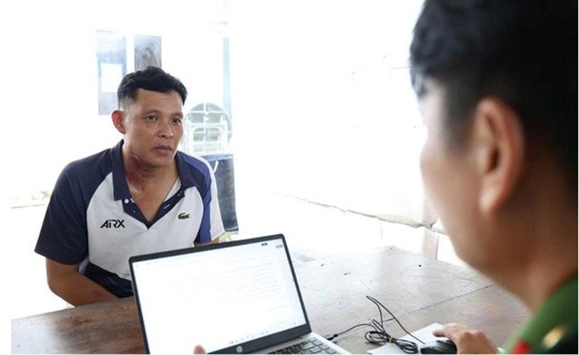 Bắt tạm giam người đàn ông dùng xăng đốt vợ cũ vì ghen - Ảnh 1.