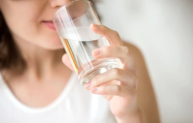 Uống nước ấm mỗi sáng khi bụng đói, người phụ nữ 50 tuổi bất ngờ khi đi khám - Ảnh 1.