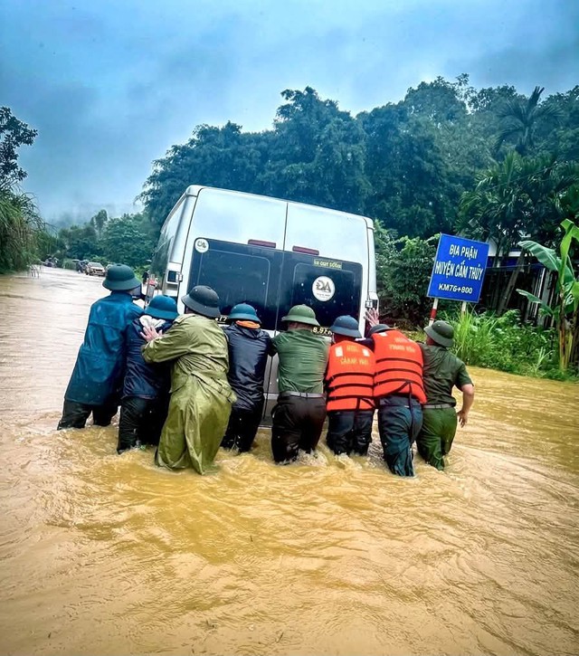 Nhiều tuyến giao thông trọng điểm ở Thanh Hóa vẫn ngập, sạt lở- Ảnh 7.