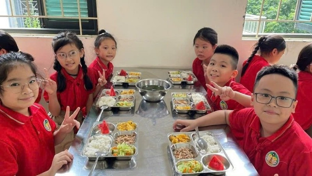 Hà Nội lập 4 đoàn kiểm tra đột xuất bữa ăn bán trú tại trường học - Ảnh 1.
