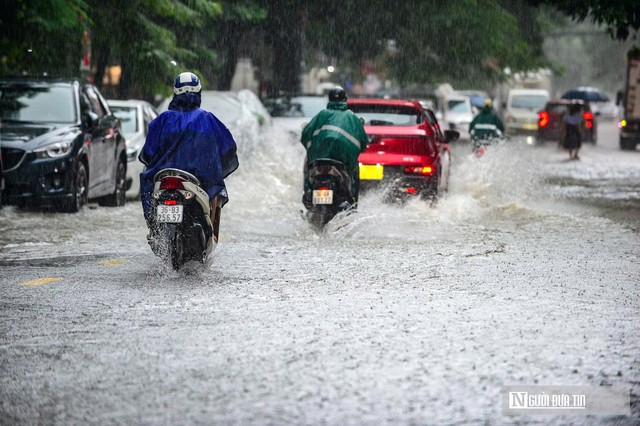 Nhiều tuyến giao thông trọng điểm ở Thanh Hóa vẫn ngập, sạt lở- Ảnh 4.