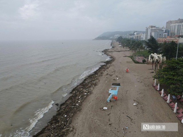 Bãi biển Sầm Sơn phủ kín củi, rác sau mưa lũ- Ảnh 1.