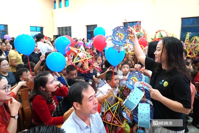 Những người l&agrave;m b&aacute;o xứ Nghệ mang trung thu đến sớm cho trẻ em v&ugrave;ng bi&ecirc;n- Ảnh 3.