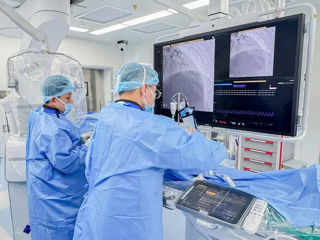 Chạy đua với thời gian, cứu sống 2 bệnh nhân nhồi máu cơ tim tại Phú Quốc - Ảnh 1.