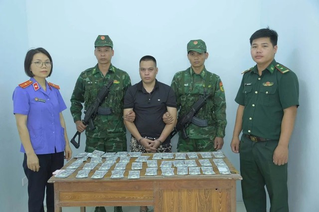 Bắt giữ người đàn ông vận chuyển 392 tờ USD nghi giả từ biên giới vào nội địa- Ảnh 1.