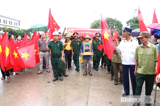 Hàng trăm người dân cầm cờ Tổ quốc, nghẹn ngào đón liệt sĩ trở về sau gần 60 năm- Ảnh 1.