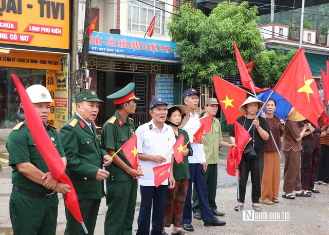 Hàng trăm người dân cầm cờ Tổ quốc, nghẹn ngào đón liệt sĩ trở về sau gần 60 năm- Ảnh 2.
