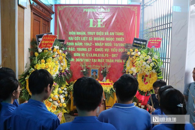 Hàng trăm người dân cầm cờ Tổ quốc, nghẹn ngào đón liệt sĩ trở về sau gần 60 năm- Ảnh 5.
