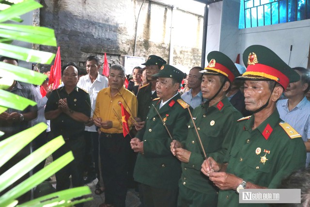 Hàng trăm người dân cầm cờ Tổ quốc, nghẹn ngào đón liệt sĩ trở về sau gần 60 năm- Ảnh 4.