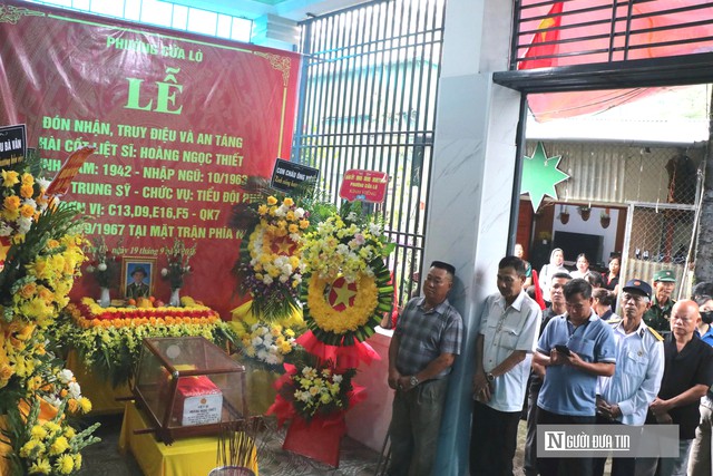 Hàng trăm người dân cầm cờ Tổ quốc, nghẹn ngào đón liệt sĩ trở về sau gần 60 năm- Ảnh 3.