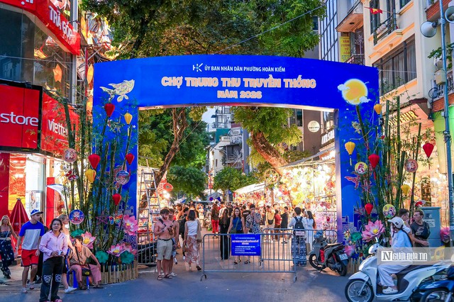 Chợ Trung thu nhộn nhịp, ký ức xưa giữa lòng phố cổ Hà Nội- Ảnh 1.