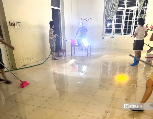 Giáo viên mầm non ở lại trường, đội đèn dọn vệ sinh sau lũ đón trẻ- Ảnh 2.