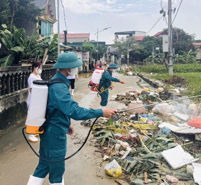 Người dân vùng lũ trở về dọn nhà, học sinh trở lại trường sau mưa lũ- Ảnh 6.