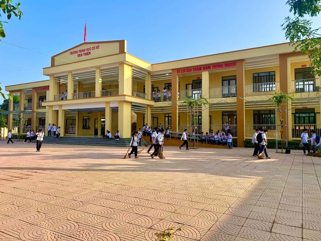 Người dân vùng lũ trở về dọn nhà, học sinh trở lại trường sau mưa lũ- Ảnh 8.