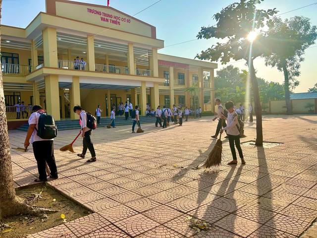 Người dân vùng lũ trở về dọn nhà, học sinh trở lại trường sau mưa lũ- Ảnh 9.