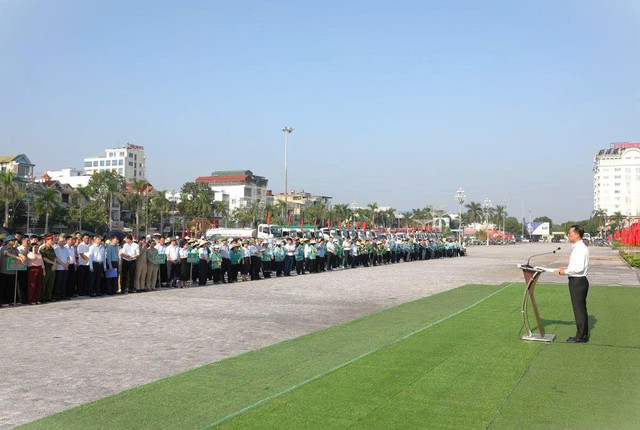 Giáo viên mầm non ở lại trường, đội đèn dọn vệ sinh sau lũ đón trẻ- Ảnh 6.