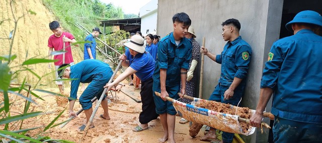 Người dân vùng lũ trở về dọn nhà, học sinh trở lại trường sau mưa lũ- Ảnh 5.