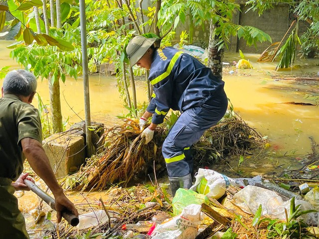 Người dân vùng lũ trở về dọn nhà, học sinh trở lại trường sau mưa lũ- Ảnh 3.