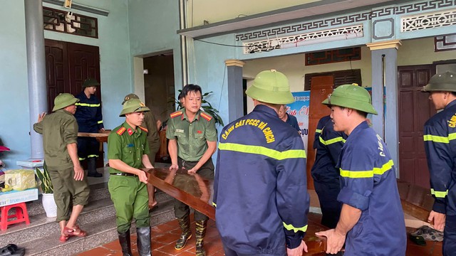 Người dân vùng lũ trở về dọn nhà, học sinh trở lại trường sau mưa lũ- Ảnh 4.