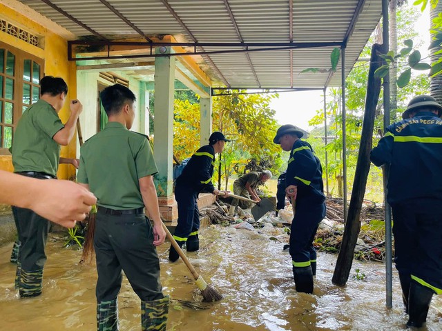 Người dân vùng lũ trở về dọn nhà, học sinh trở lại trường sau mưa lũ- Ảnh 7.
