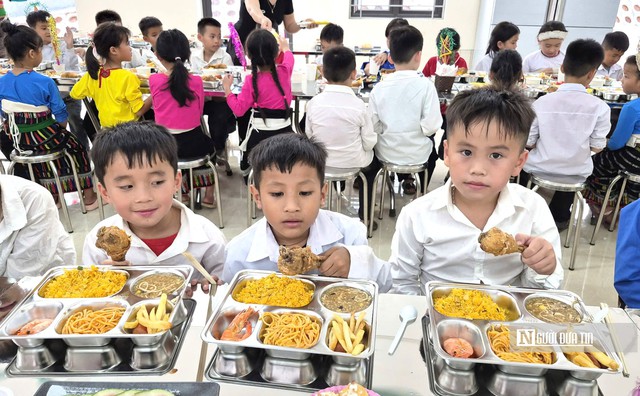Trẻ em vùng cao xem nghệ sĩ Xuân Bắc, Tự Long diễn hài, phá cỗ trung thu ở sân trường- Ảnh 2.