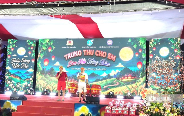 Trẻ em vùng cao xem nghệ sĩ Xuân Bắc, Tự Long diễn hài, phá cỗ trung thu ở sân trường- Ảnh 5.