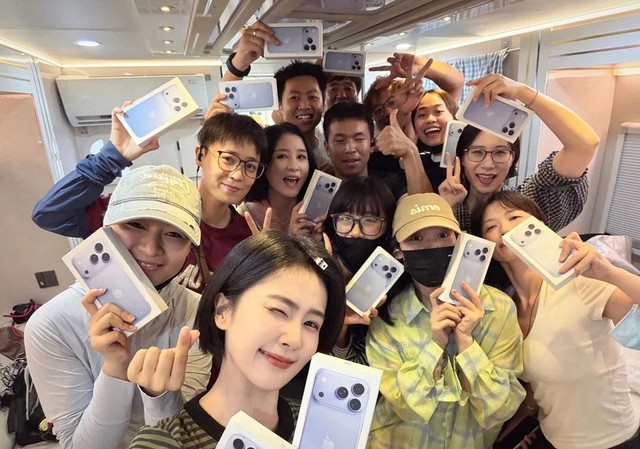 Bạch Lộc mua 14 chiếc iPhone 18 Pro Max tặng nhân viên - Ảnh 1.