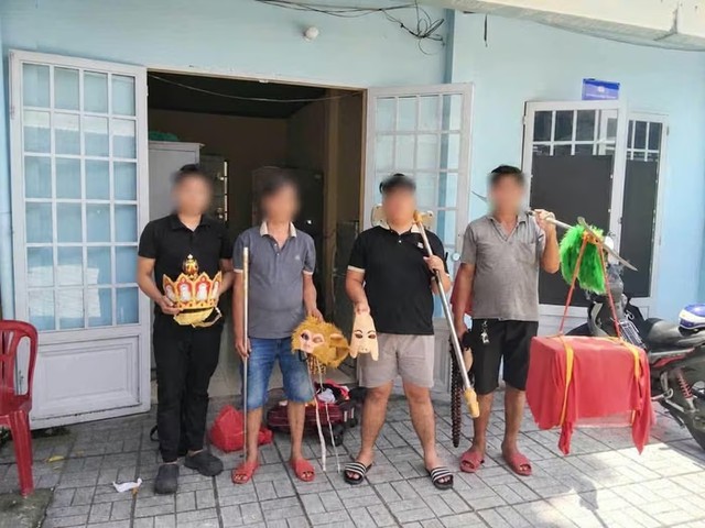 Công an làm việc với 4 "thầy trò Đường Tăng" cưỡi ngựa, đi bộ trong làn ô tô - Ảnh 1.