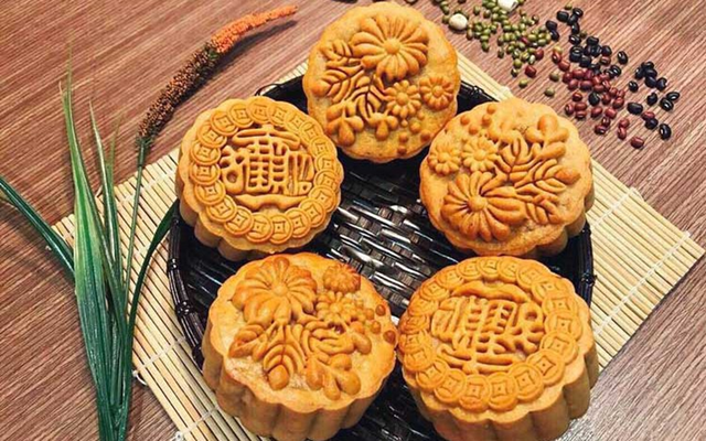 Từ vầng trăng đến mâm cỗ: Vì sao Trung Thu không thể thiếu bánh nướng, bánh dẻo? - Ảnh 2.